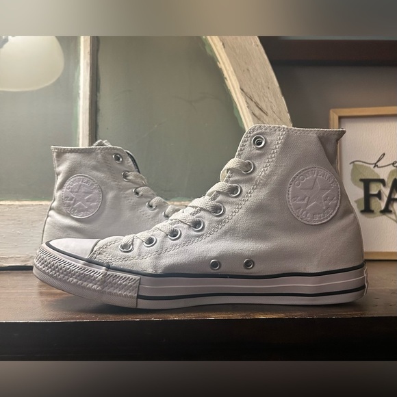 Converse Chuck Taylor All Star monochromatic white canvas high tops. 10 W 8  Men - Picture 3 of 10
